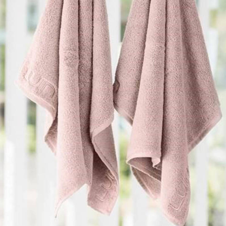 k=C3=A4sipyyhe muhkealla designilla, luksusta omalla logolla - Sauna ja Spa - 10058879-6 - 1