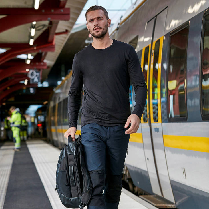 Pitk=C3=A4hihainen t-paita Reilun kaupan puuvillaa omalla painatuksell=
a brendia.fi - T-shirts - 1000197 - 1